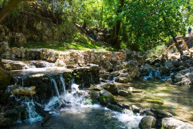 Greec Rodos güneşli bir günde nehir üzerinde küçük bir şelale