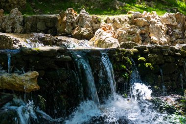 Greec Rodos güneşli bir günde nehir üzerinde küçük bir şelale