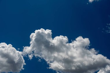 Beyaz bulutlu harika mavi gökyüzü. Soyutlama.