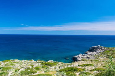 Rodos güneşli bir günde Akdeniz kıyısında.