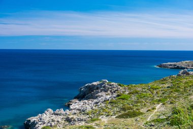 Rodos güneşli bir günde Akdeniz kıyısında.