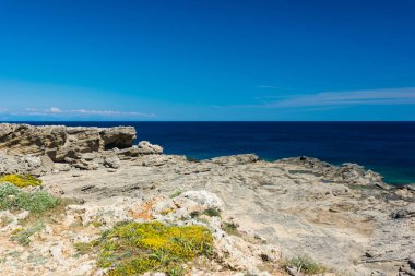 Rodos güneşli bir günde Akdeniz kıyısında.