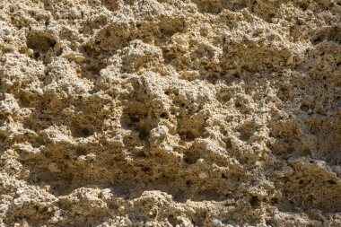 güneşli bir günde kahverengi kaya yüzeyi