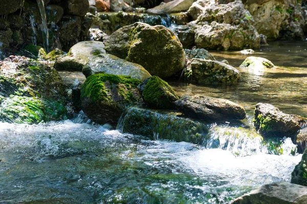 Une petite cascade sur la rivière par une journée ensoleillée à Rhodes en Grèce — Photo