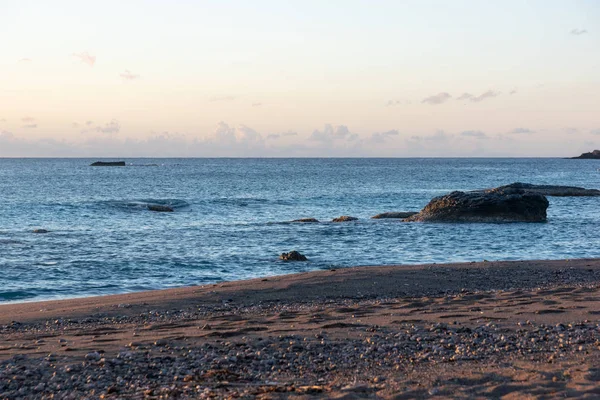 Amanhecer no mar Mediterrâneo na praia — Fotografia de Stock