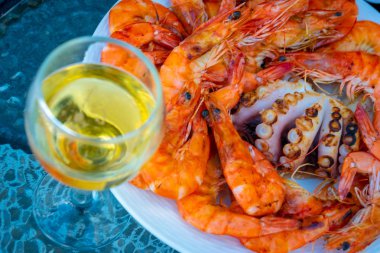 Taze ızgara karides, çanak ve beyaz wi cam ahtapot