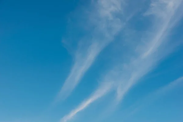 Céu azul com nuvens brancas em dia ensolarado. — Fotografia de Stock