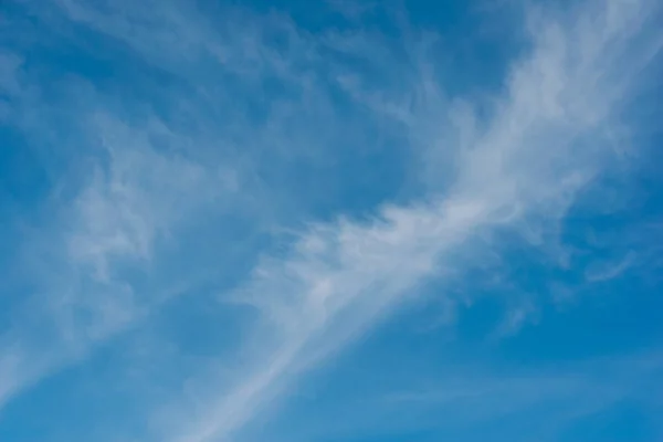 Céu azul com nuvens brancas em dia ensolarado. — Fotografia de Stock