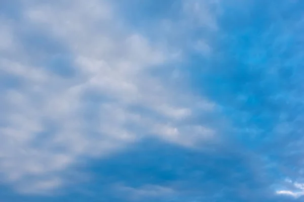 Céu azul com nuvens no dia ensolarado. — Fotografia de Stock