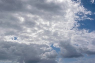 Güneşli bir günde beyaz bulutlu mavi gökyüzü