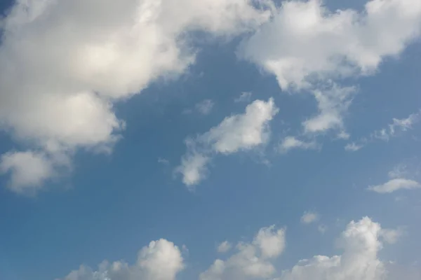Céu azul com nuvens brancas em um dia ensolarado — Fotografia de Stock