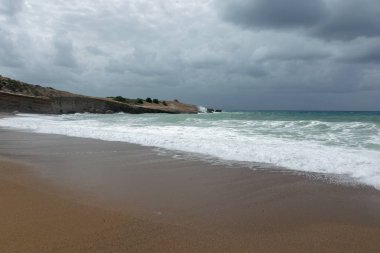 Rodos'ta Ege Denizi'nin kum sahilinde dalgalar.