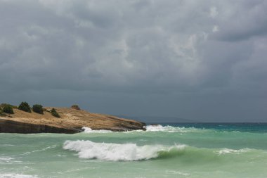 Rodos'ta Ege Denizi'nde dalgalar.