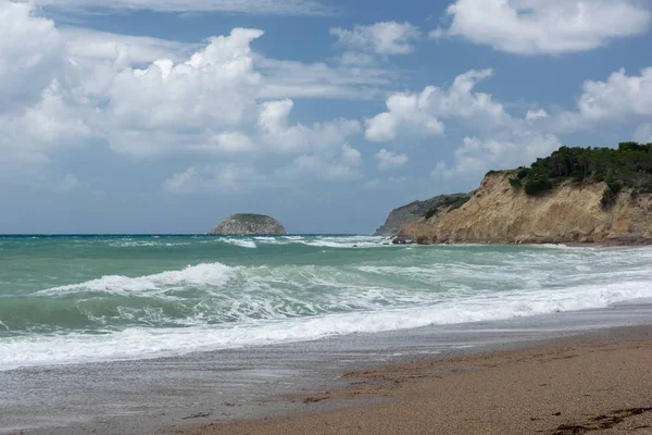 Fale w zatoce Morza Egejskiego na Rodos. — Zdjęcie stockowe