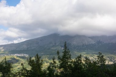 Rodos'ta dağların ve vadilerin güzel manzarası