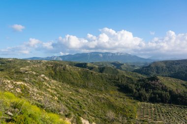 Rodos'ta dağların ve vadilerin güzel manzarası