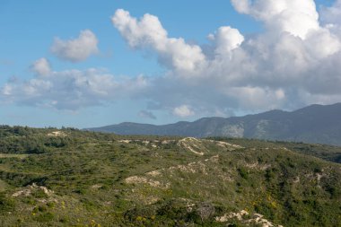 Rodos'ta dağların ve vadilerin güzel manzarası