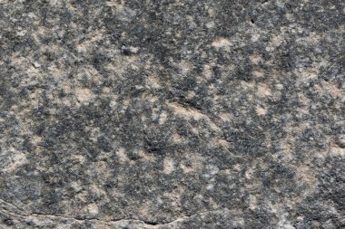 Pürüzlü, dokulu kaya yüzeyi.