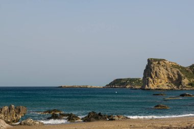 yunanistan'da Akdeniz'in güzel taşlı sahil