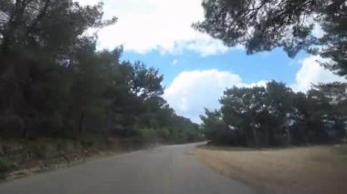 arabadan görünümü, yaz aylarında inanılmaz gökyüzü ve denize bakan dağlarda orman yolu
