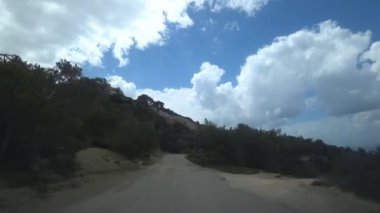 arabadan görünümü, yaz aylarında inanılmaz gökyüzü ve denize bakan dağlarda orman yolu