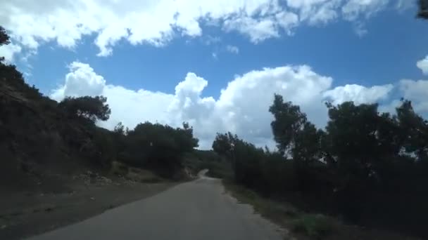 从汽车上看 森林路在山上俯瞰惊人的天空和大海在夏天 — 图库视频影像