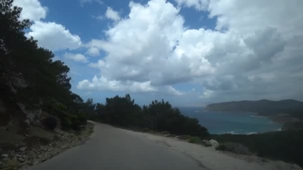 从汽车上看 森林路在山上俯瞰惊人的天空和大海在夏天 — 图库视频影像