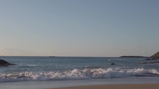 Encerramento das ondas nas margens do Mar Mediterrâneo em Rodes. Movimento lento . — Vídeo de Stock