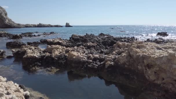 로도스의 지중해 의 바위 해안에 파도. — 비디오