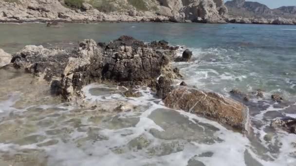 로도스의 지중해 의 바위 해안에 파도. — 비디오