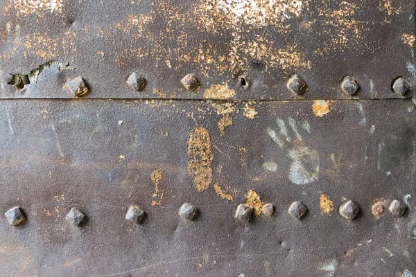 Oude en roestige metalen wandoppervlak met grote klinknagels — Stockfoto