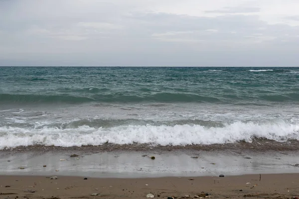 Golven en wind op het strand van de zee met dramatische hemel — Stockfoto