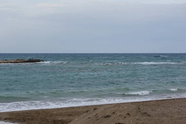 Ondas e vento na praia do mar com céu dramático — Fotografia de Stock