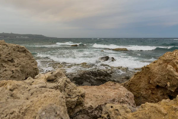 Ondas salpicos e vento na praia de pedra do mar com céu dramático — Fotografia de Stock