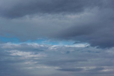 beyaz bulutlar dramatik mavi gökyüzü