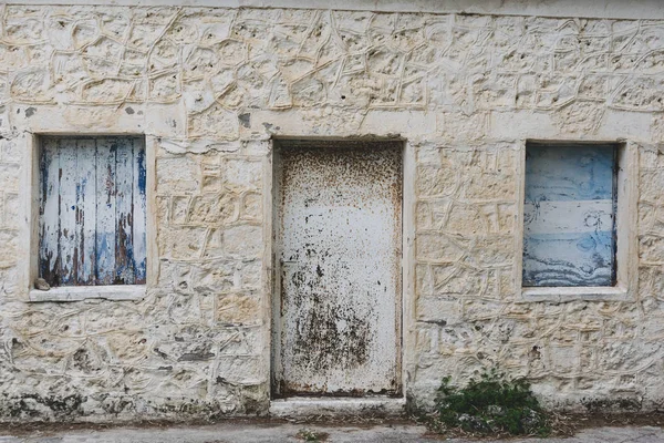 Porta da antiga casa de aldeia abandonada — Fotografia de Stock