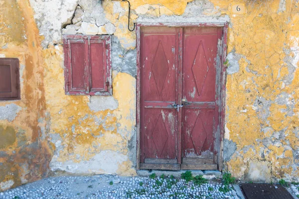 Eski terk edilmiş taş evin cephesi — Stok fotoğraf