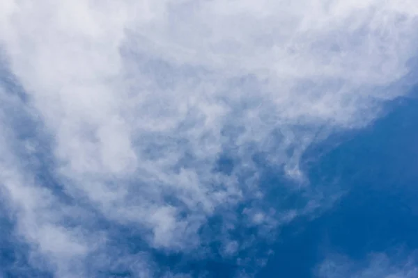 Céu azul brilhante com nuvens, abstração — Fotografia de Stock