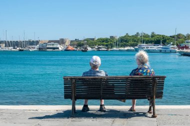 yaşlı insanların bir çift bir bankta oturur ve fortre bakar