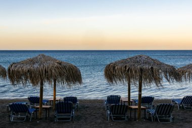 şemsiye ve şezlong ile plajda dalgalar ve rüzgar, lounge c