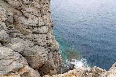 uçurumdan güzel deniz manzarası