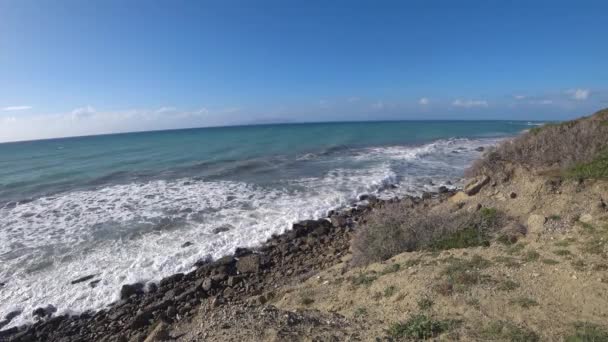Die Wellen an einer felsigen Küste, windiger Tag im Sommer — Stockvideo