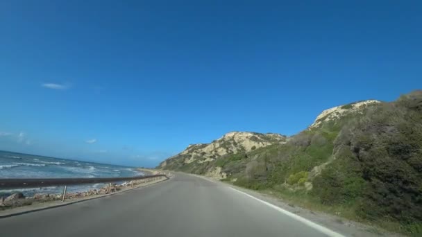 沿着大海和山脉的道路行驶，从汽车上观看 — 图库视频影像