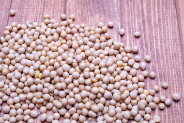 Soya fasulyesi tahta bir masaya serpilir. Soya fasulyesi