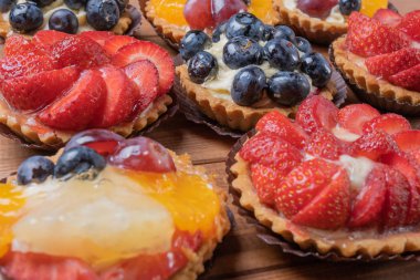 masada ahşap bir tabak üzerinde meyve tartlets, meyve pişmiş kabuk