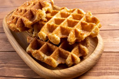 ahşap masa üzerinde bir tabak üzerinde waffle