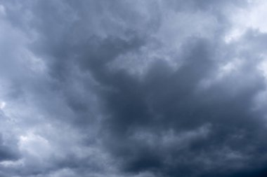 Bulutlu dramatik gökyüzü, fırtınalı gökyüzü