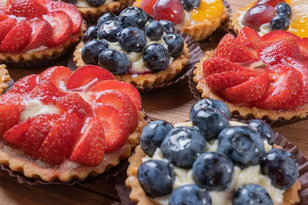 masada ahşap bir tabak üzerinde meyve tartlets, meyve pişmiş kabuk