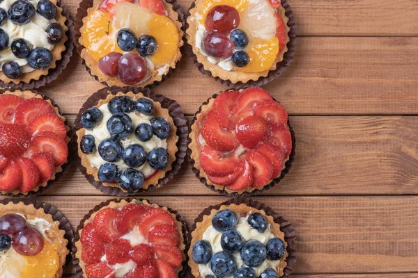 masada ahşap bir tabak üzerinde meyve tartlets, meyve pişmiş kabuk