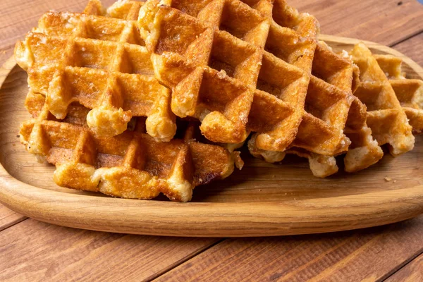 ahşap masa üzerinde bir tabak üzerinde waffle